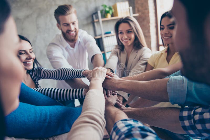 Concepto de teambuilding acertado Cosechado cerca encima de la foto de fotografía de archivo Concepto de teambuilding acertado Cosechado cerca encima de la foto de fotografía de archivo