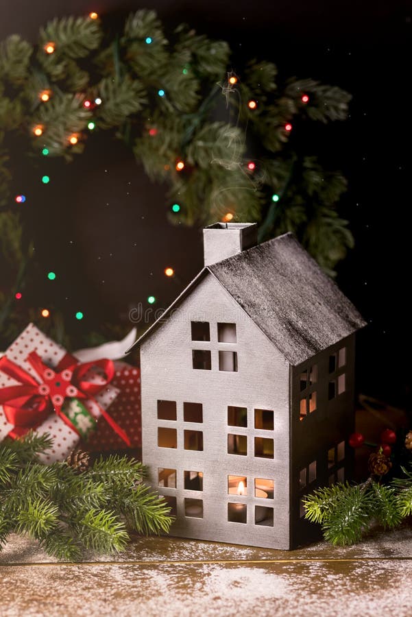 Concepto de Toy House Snowing Wooden Background de la Navidad de tarjeta de las vacaciones de invierno o de casa caliente y acoge imagenes de archivo Concepto de Toy House Snowing Wooden Background de la Navidad de tarjeta de las vacaciones de invierno o de casa caliente y acoge imagenes de archivo