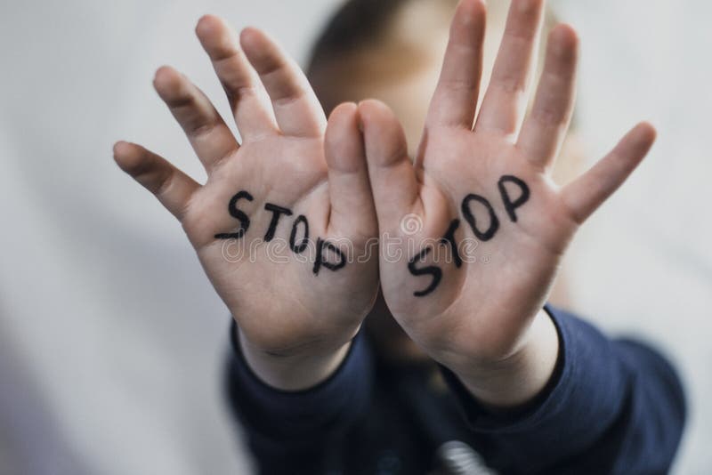 Concepto de violencia doméstica y de abusement del niño Una niña muestra su mano con la palabra PARADA escrita en ella Violencia fotos de archivo libres de regalías Concepto de violencia doméstica y de abusement del niño Una niña muestra su mano con la palabra PARADA escrita en ella Violencia fotos de archivo libres de regalías