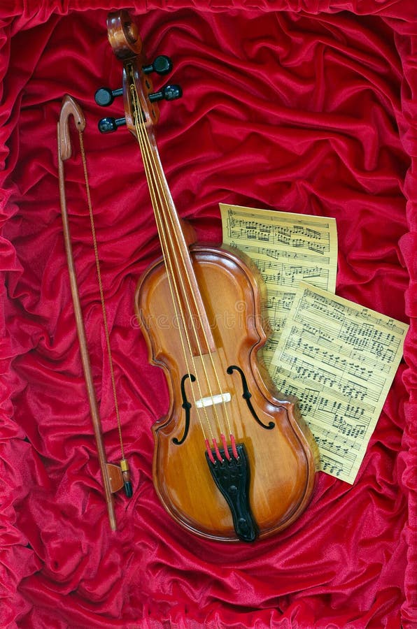 Concepto de violín y partitura en lienzo rojo imagenes de archivo Concepto de violín y partitura en lienzo rojo imagenes de archivo