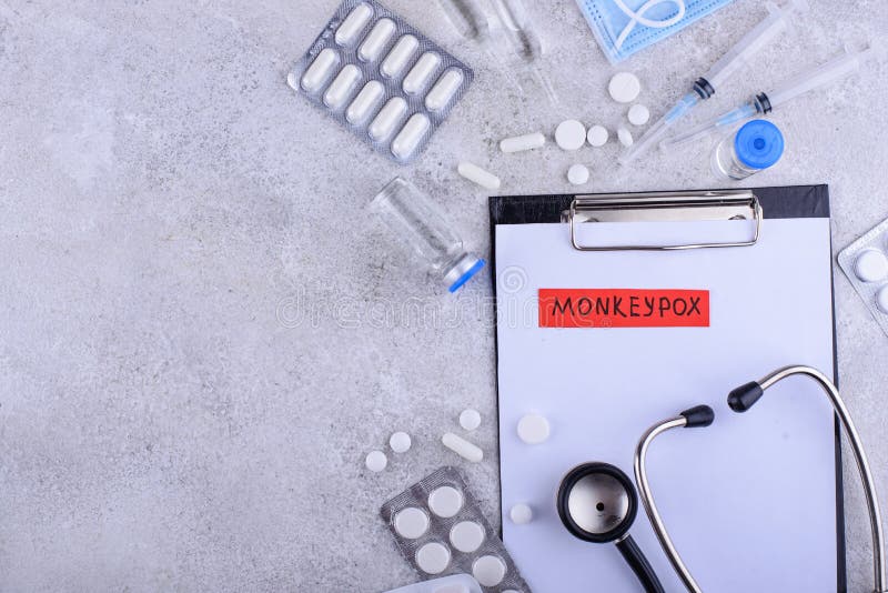 Concepto de virus monkeypox. servicio médico. mostrador médico con pastillas de estetoscopio y jeringa.