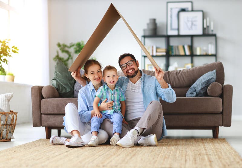 Concepto de vivienda y de relocalización padre de la madre de la familia e hijo felices del niño con el tejado en casa imagen de archivo libre de regalías Concepto de vivienda y de relocalización padre de la madre de la familia e hijo felices del niño con el tejado en casa imagen de archivo libre de regalías