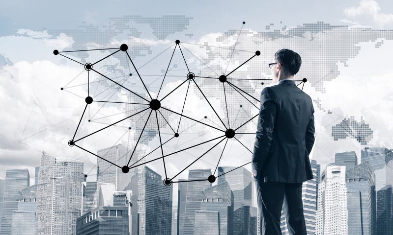 Concepto de éxito empresarial y control con un jefe seguro contra el paisaje urbano imagenes de archivo