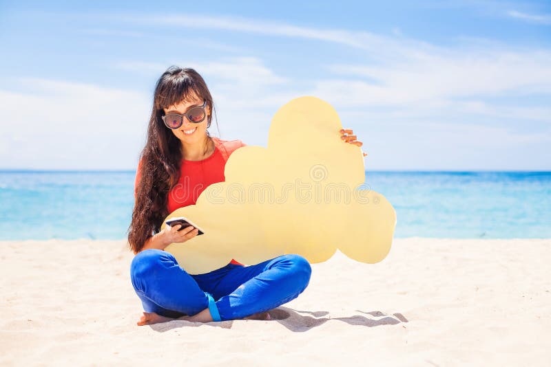 Concepto del almacenamiento de la nube Mujer que lleva a cabo el icono de papel de la nube imagenes de archivo Concepto del almacenamiento de la nube Mujer que lleva a cabo el icono de papel de la nube imagenes de archivo