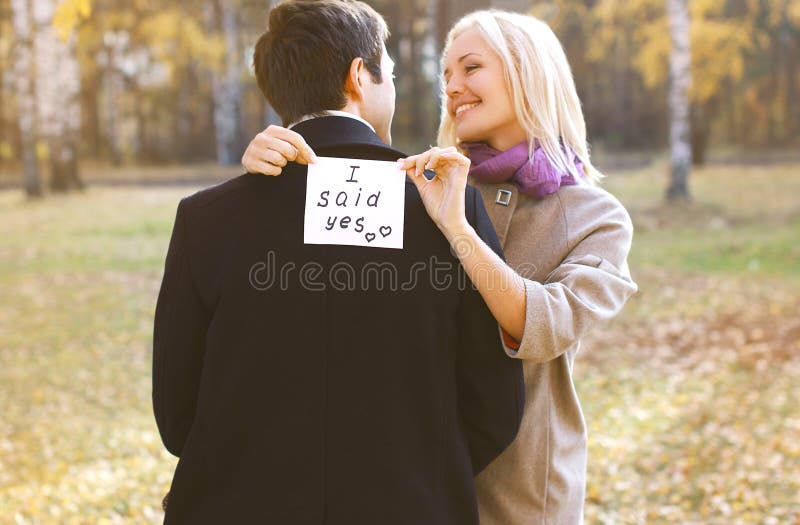 Concepto del amor, de las relaciones, del compromiso y de la boda - par fotos de archivo libres de regalías Concepto del amor, de las relaciones, del compromiso y de la boda - par fotos de archivo libres de regalías