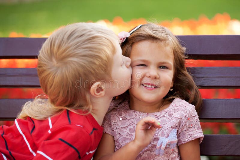 Concepto del amor. Pares de los niños que se aman imagen de archivo libre de regalías Concepto del amor. Pares de los niños que se aman imagen de archivo libre de regalías