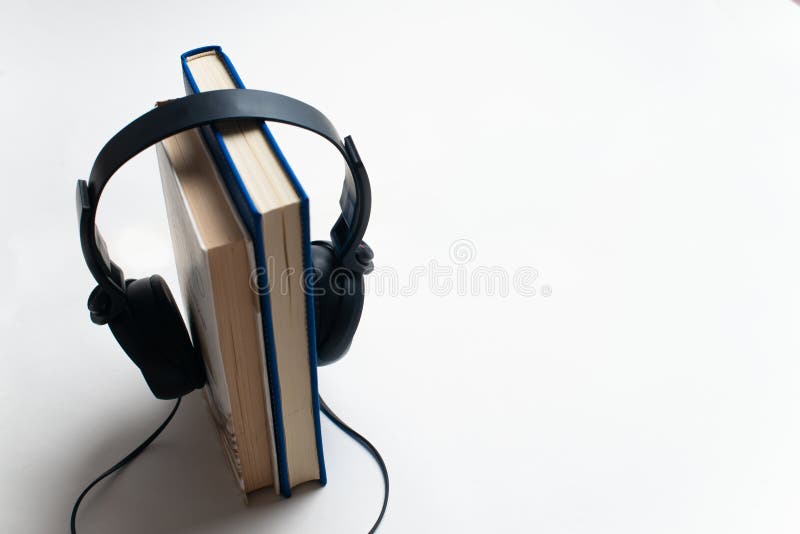 Concepto del audiolibro de los auriculares y de los libros, auriculares con los libros imagen de archivo Concepto del audiolibro de los auriculares y de los libros, auriculares con los libros imagen de archivo