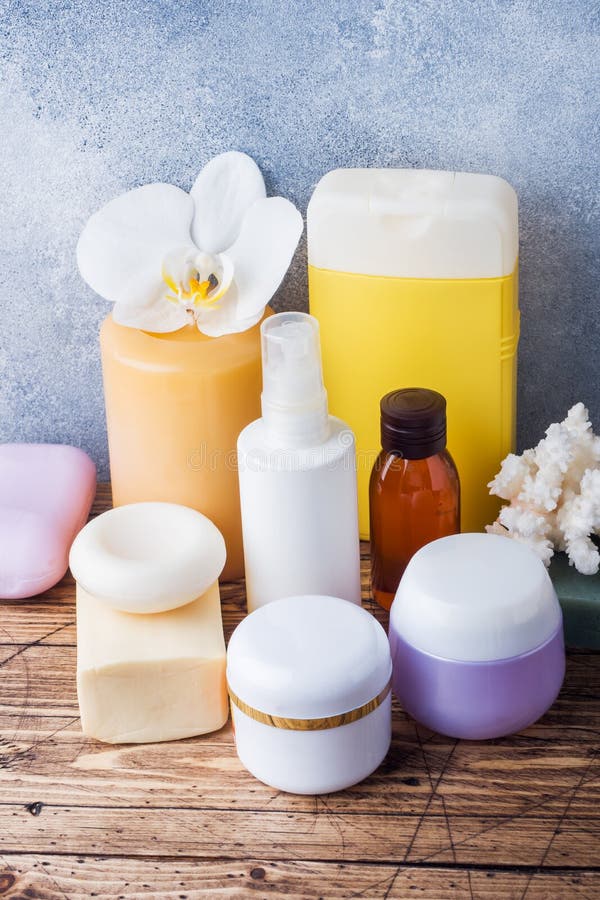 Concepto del balneario y de la salud en fondo de madera Accesorios poner crema del jabón y del baño de las toallas fotografía de archivo libre de regalías Concepto del balneario y de la salud en fondo de madera Accesorios poner crema del jabón y del baño de las toallas fotografía de archivo libre de regalías