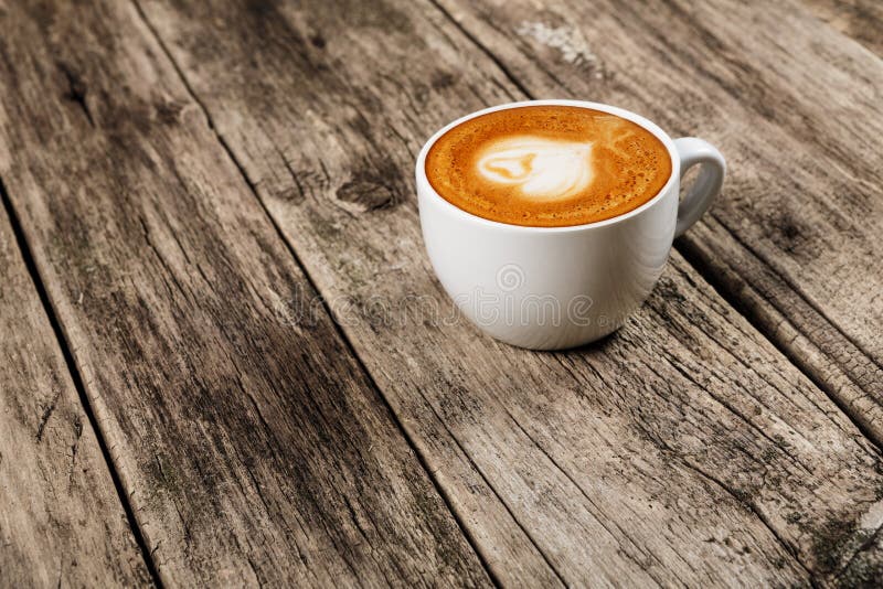 Concepto del café - taza de latte foto de archivo libre de regalías Concepto del café - taza de latte foto de archivo libre de regalías