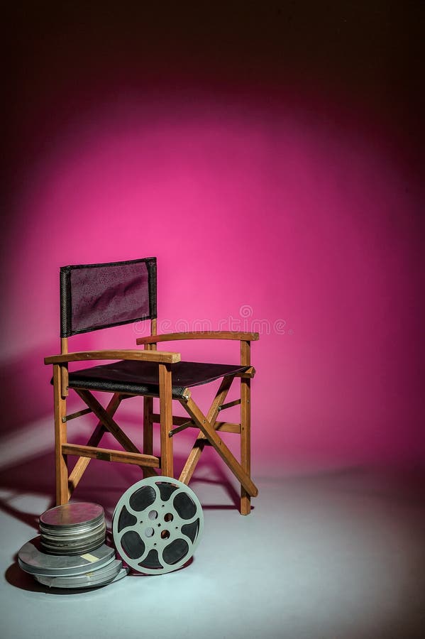La silla del director de cine con el carrete de la película