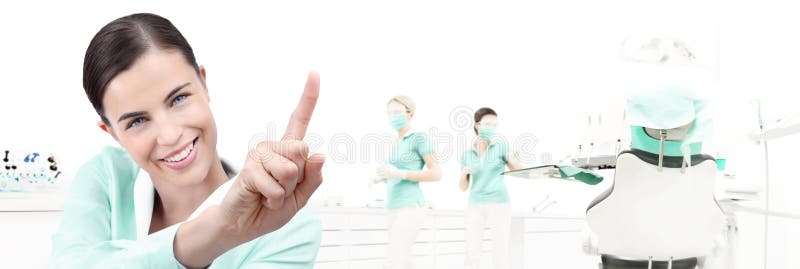 Concepto del cuidado dental, mujer sonriente hermosa en la clínica b del dentista foto de archivo libre de regalías Concepto del cuidado dental, mujer sonriente hermosa en la clínica b del dentista foto de archivo libre de regalías