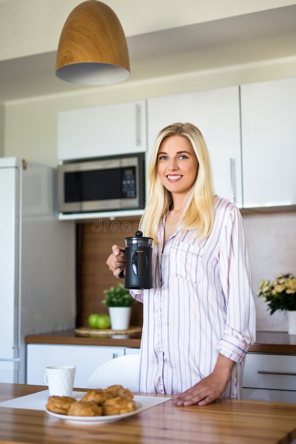 Concepto del desayuno - el retrato de la mujer joven en pijamas con fren imagenes de archivo Concepto del desayuno - el retrato de la mujer joven en pijamas con fren imagenes de archivo