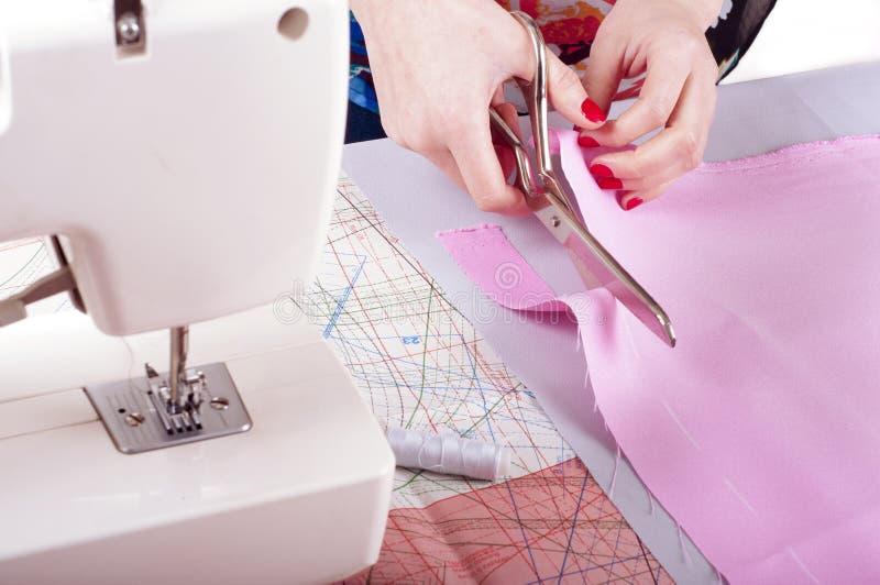 Concepto del diseñador de moda Las manos de la mujer que cortan la tela rosada en estudio imagen de archivo libre de regalías Concepto del diseñador de moda Las manos de la mujer que cortan la tela rosada en estudio imagen de archivo libre de regalías
