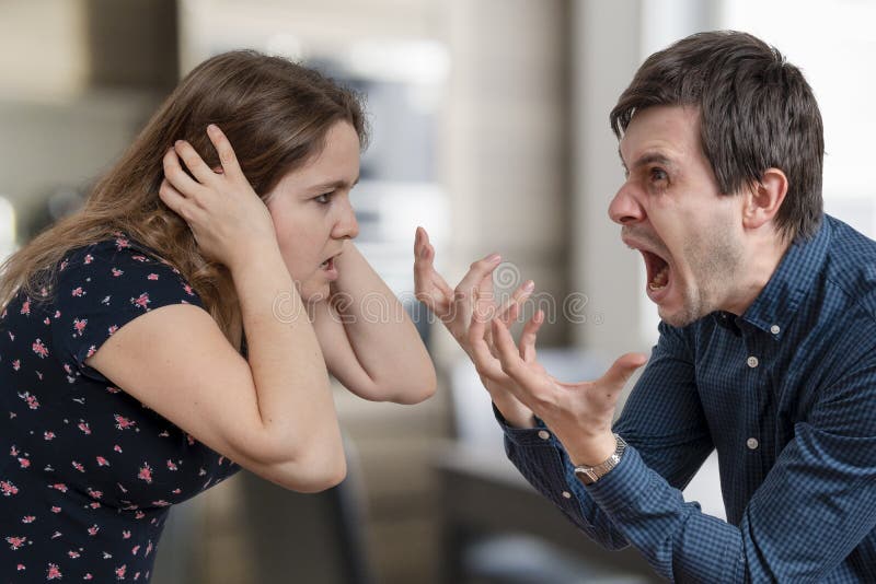 Concepto del divorcio Pares enojados jovenes que discuten y que gritan imagen de archivo Concepto del divorcio Pares enojados jovenes que discuten y que gritan imagen de archivo