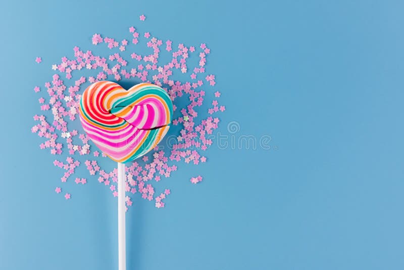 Concepto del día del amor y de tarjetas del día de San Valentín Caramelo dulce de la piruleta del corazón con imagen de archivo libre de regalías Concepto del día del amor y de tarjetas del día de San Valentín Caramelo dulce de la piruleta del corazón con imagen de archivo libre de regalías