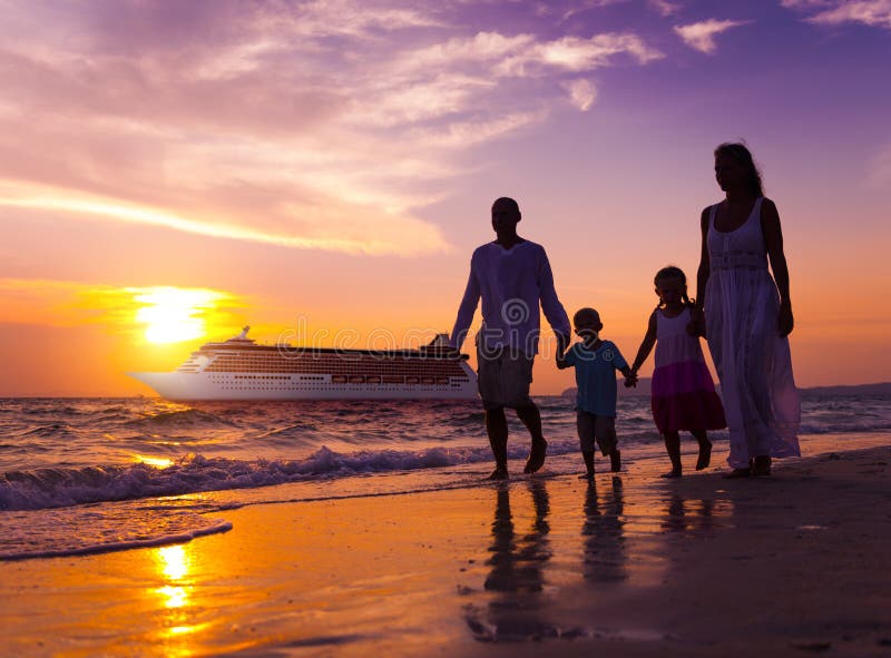 Concepto del día de fiesta del viaje de la puesta del sol de la playa de la familia que camina fotografía de archivo libre de regalías Concepto del día de fiesta del viaje de la puesta del sol de la playa de la familia que camina fotografía de archivo libre de regalías