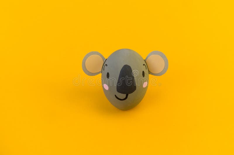 Concepto del día de fiesta de Pascua con los huevos hechos a mano lindos: koala fotos de archivo Concepto del día de fiesta de Pascua con los huevos hechos a mano lindos: koala fotos de archivo