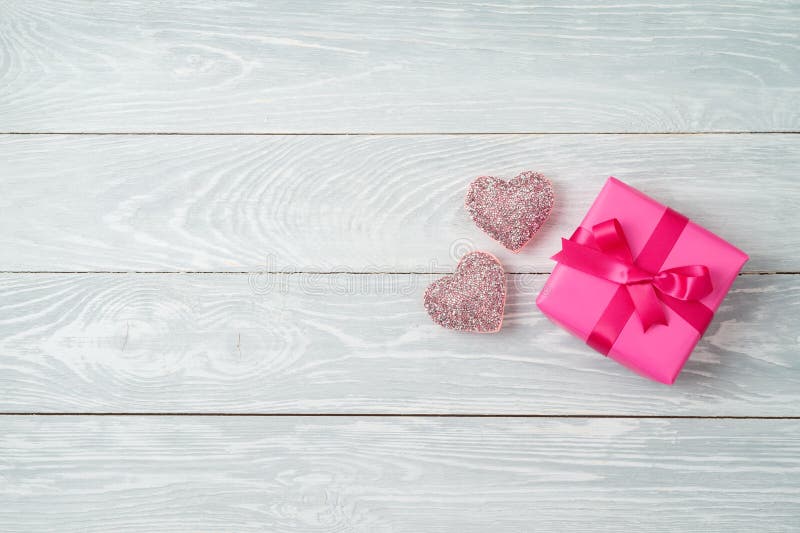 Concepto del día de tarjeta del día de San Valentín con forma del corazón y la caja de regalo rosada fotografía de archivo libre de regalías Concepto del día de tarjeta del día de San Valentín con forma del corazón y la caja de regalo rosada fotografía de archivo libre de regalías