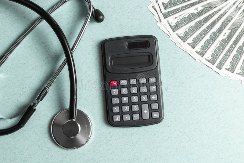 Concepto del estetoscopio, del dinero y de la calculadora Medicina pagada Costes del seguro m?dico imagen de archivo libre de regalías Concepto del estetoscopio, del dinero y de la calculadora Medicina pagada Costes del seguro m?dico imagen de archivo libre de regalías
