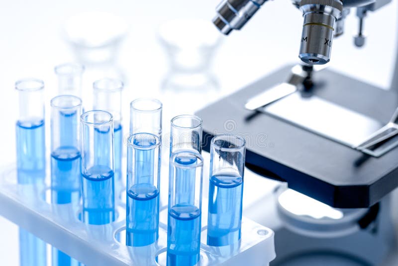 Concepto del laboratorio, de la química y de la ciencia en el fondo blanco imágenes de archivo libres de regalías Concepto del laboratorio, de la química y de la ciencia en el fondo blanco imágenes de archivo libres de regalías