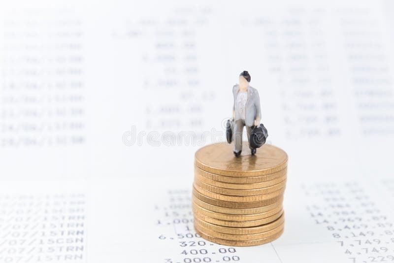 Concepto del negocio con los trabajadores miniatura de la gente en moneda del dinero foto de archivo libre de regalías Concepto del negocio con los trabajadores miniatura de la gente en moneda del dinero foto de archivo libre de regalías