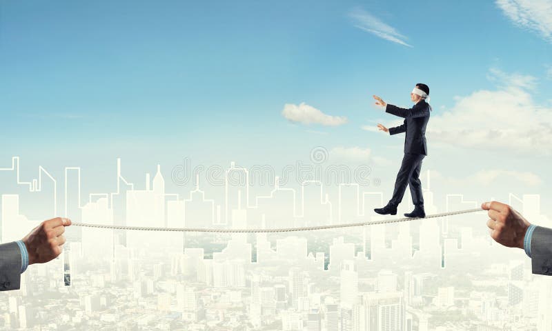 Concepto del negocio de ayuda y de ayuda del riesgo con el hombre que equilibra en cuerda. Hombre de negocios con el blindfolder en ojos que camina en cuerda sobre fondo del paisaje urbano