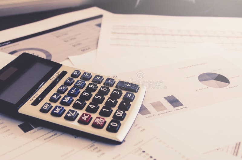Concepto del negocio de financiero y de considerar con la hoja de papel de datos de planificación foto de archivo Concepto del negocio de financiero y de considerar con la hoja de papel de datos de planificación foto de archivo