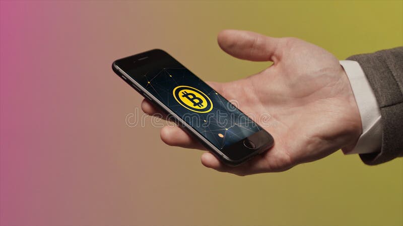 Concepto del negocio, de la tecnología y del cryptocurrency - cercano para arriba de la mano masculina que sostiene smartphone y fotografía de archivo libre de regalías Concepto del negocio, de la tecnología y del cryptocurrency - cercano para arriba de la mano masculina que sostiene smartphone y fotografía de archivo libre de regalías