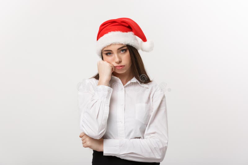 Concepto del negocio - mujer de negocios caucásica moderna en tema de la Navidad con actitud pensativa seria imagenes de archivo Concepto del negocio - mujer de negocios caucásica moderna en tema de la Navidad con actitud pensativa seria imagenes de archivo