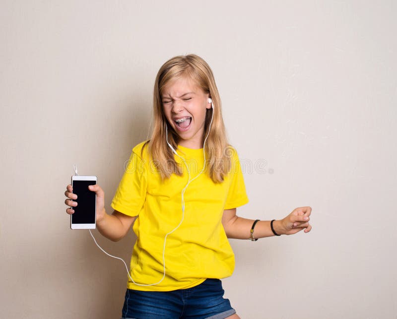 Concepto del ocio Pre adolescente feliz o adolescente en li de los auriculares imagen de archivo libre de regalías Concepto del ocio Pre adolescente feliz o adolescente en li de los auriculares imagen de archivo libre de regalías