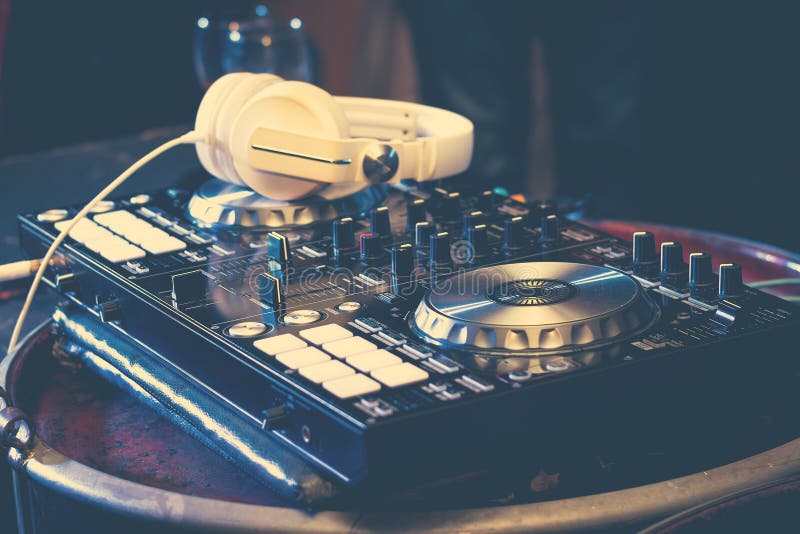 Concepto del partido: cabezas eléctricas del mezclador del hip-hop de la placa giratoria del jugador de DJ fotografía de archivo Concepto del partido: cabezas eléctricas del mezclador del hip-hop de la placa giratoria del jugador de DJ fotografía de archivo