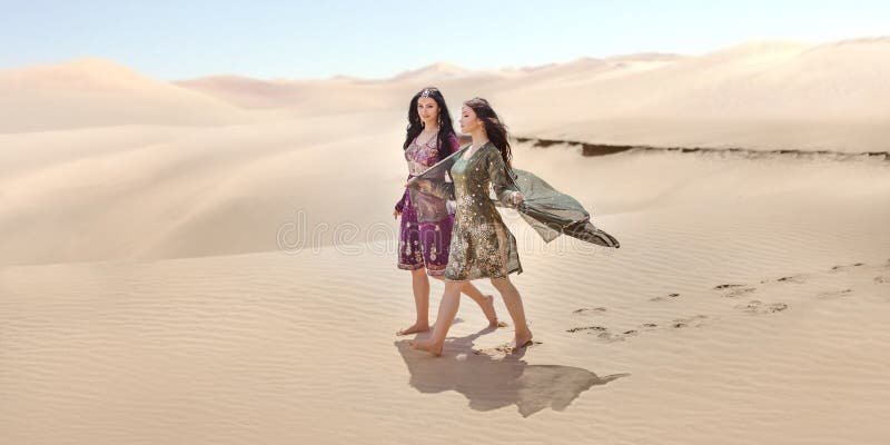 concepto del recorrido Dos hermanas gordeous de las mujeres que viajan en desierto Estrellas de cine indias árabes imagen de archivo libre de regalías concepto del recorrido Dos hermanas gordeous de las mujeres que viajan en desierto Estrellas de cine indias árabes imagen de archivo libre de regalías