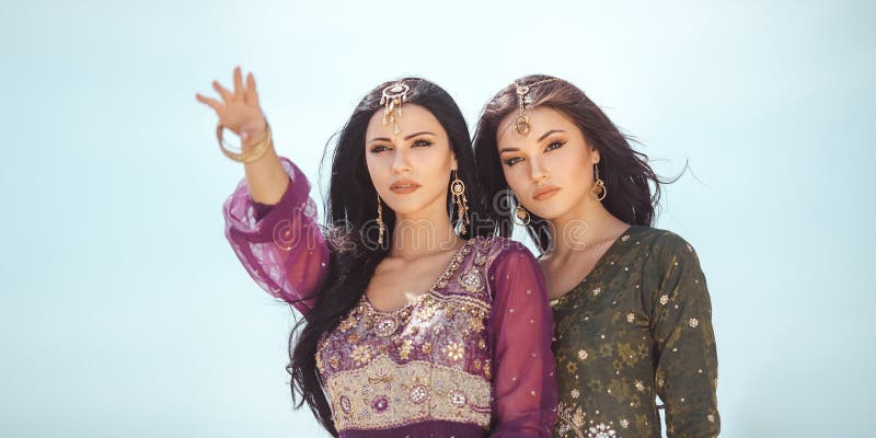 concepto del recorrido Dos hermanas gordeous de las mujeres que viajan en desierto Estrellas de cine indias árabes imagen de archivo concepto del recorrido Dos hermanas gordeous de las mujeres que viajan en desierto Estrellas de cine indias árabes imagen de archivo