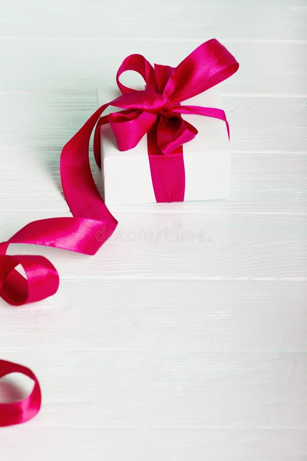 Concepto del regalo de Navidad del cumpleaños del regalo - caja de regalo blanca con re fotos de archivo libres de regalías Concepto del regalo de Navidad del cumpleaños del regalo - caja de regalo blanca con re fotos de archivo libres de regalías