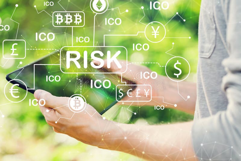 Concepto del tema del riesgo de Cryptocurrency ICO con el hombre que sostiene su tabla imágenes de archivo libres de regalías Concepto del tema del riesgo de Cryptocurrency ICO con el hombre que sostiene su tabla imágenes de archivo libres de regalías