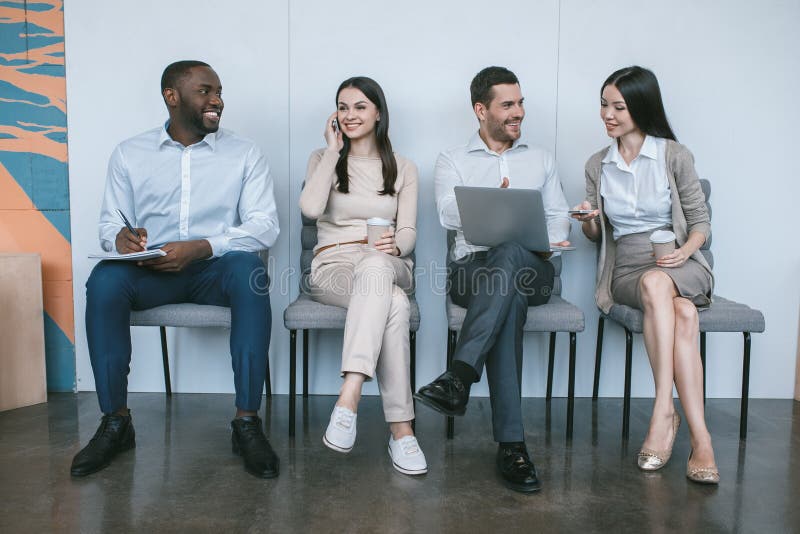 Concepto del trabajo de la sentada del equipo del negocio del grupo de personas fotos de archivo libres de regalías Concepto del trabajo de la sentada del equipo del negocio del grupo de personas fotos de archivo libres de regalías