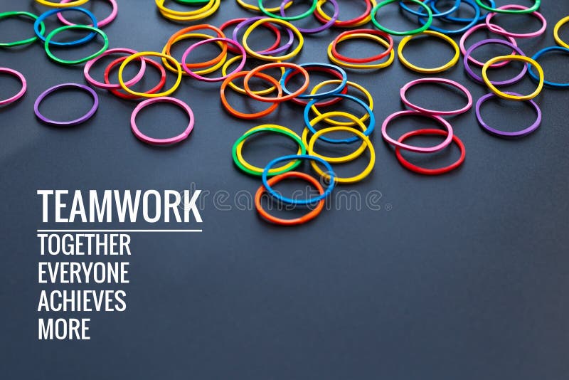 Concepto del trabajo en equipo el grupo de goma colorida en fondo negro con trabajo en equipo de la palabra, junto, todo el mundo fotografía de archivo Concepto del trabajo en equipo el grupo de goma colorida en fondo negro con trabajo en equipo de la palabra, junto, todo el mundo fotografía de archivo