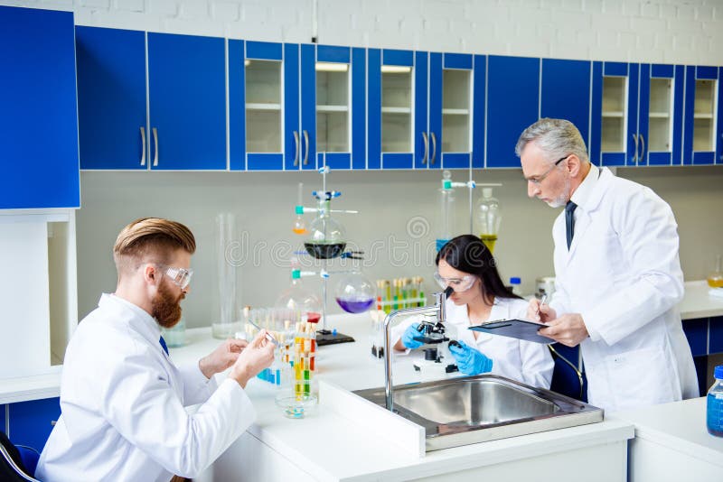 Concepto del trabajo en equipo El profesor es de comprobación y que controla del grou imagenes de archivo Concepto del trabajo en equipo El profesor es de comprobación y que controla del grou imagenes de archivo