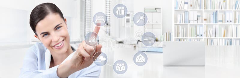 Concepto del trabajo del negocio de la oficina, mano de la pantalla táctil sonriente de la mujer imagen de archivo libre de regalías Concepto del trabajo del negocio de la oficina, mano de la pantalla táctil sonriente de la mujer imagen de archivo libre de regalías