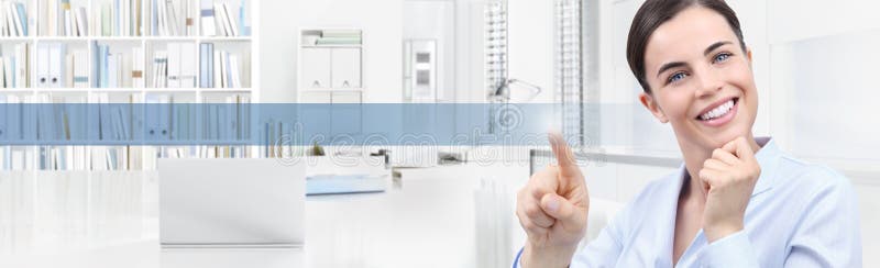 Concepto del trabajo del negocio de la oficina, mano de la pantalla táctil sonriente de la mujer fotos de archivo Concepto del trabajo del negocio de la oficina, mano de la pantalla táctil sonriente de la mujer fotos de archivo