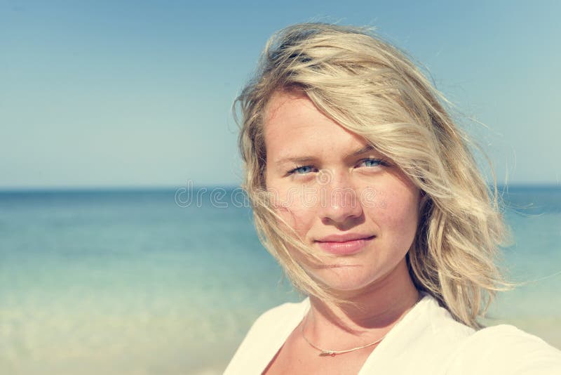 Concepto del viaje de la luz del sol del verano de la playa de la mujer imagenes de archivo Concepto del viaje de la luz del sol del verano de la playa de la mujer imagenes de archivo