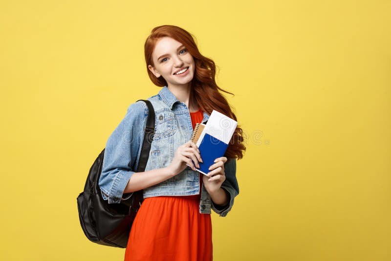 Concepto del viaje y de la forma de vida: Retrato integral del estudio de la mujer bastante joven del estudiante que sostiene el imágenes de archivo libres de regalías Concepto del viaje y de la forma de vida: Retrato integral del estudio de la mujer bastante joven del estudiante que sostiene el imágenes de archivo libres de regalías