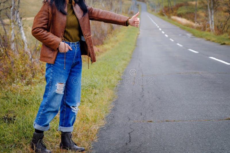 Concepto del viaje y de la libertad Mujer joven del viajero del autostopista fotografía de archivo libre de regalías Concepto del viaje y de la libertad Mujer joven del viajero del autostopista fotografía de archivo libre de regalías