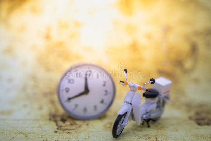 Concepto del viaje y del tiempo Ciérrese para arriba de la vespa de la motocicleta del vintage con el reloj redondo en mapa de Vi imagenes de archivo Concepto del viaje y del tiempo Ciérrese para arriba de la vespa de la motocicleta del vintage con el reloj redondo en mapa de Vi imagenes de archivo