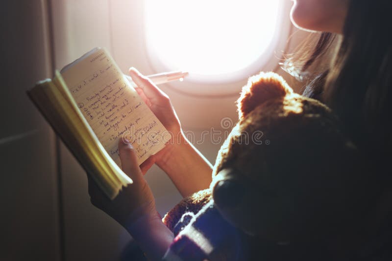 Concepto del vuelo del avión del libro de lectura de la mujer imagenes de archivo