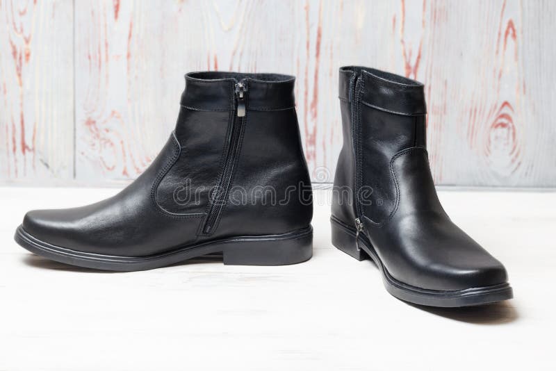 Concepto del zapato Botas de cuero del invierno de los hombres en negro tenga tono Primer foto de archivo libre de regalías Concepto del zapato Botas de cuero del invierno de los hombres en negro tenga tono Primer foto de archivo libre de regalías
