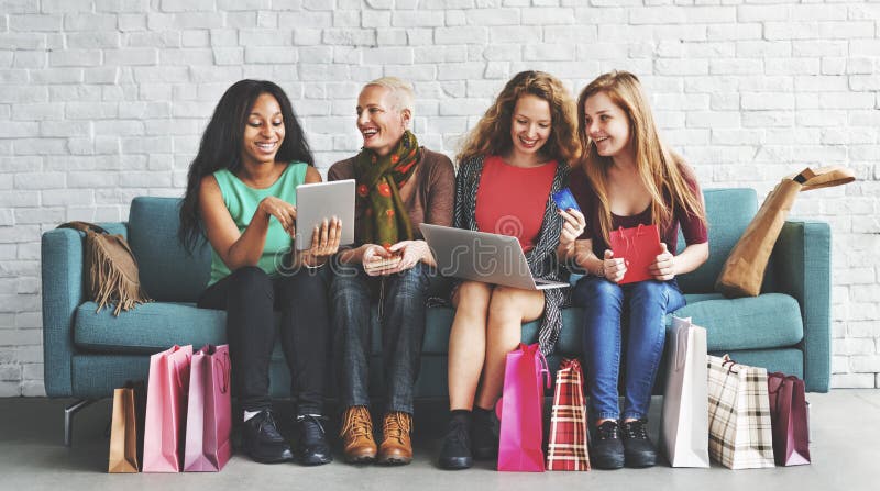 Concepto en línea de la felicidad de la feminidad de las mujeres que hace compras