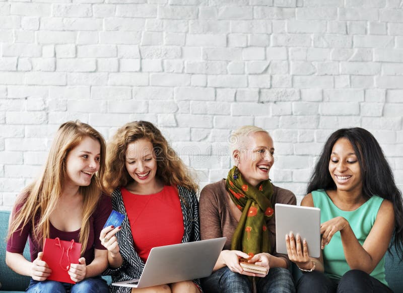 Concepto en línea de la felicidad de la feminidad de las mujeres que hace compras fotos de archivo Concepto en línea de la felicidad de la feminidad de las mujeres que hace compras fotos de archivo