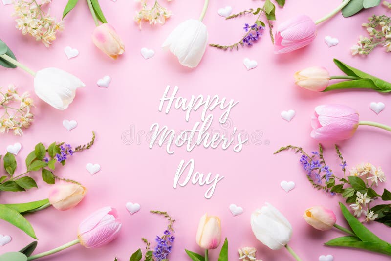Concepto feliz del d?a de madres Vista superior de las flores rosadas del tulipán en marco con el texto feliz del día de madre en