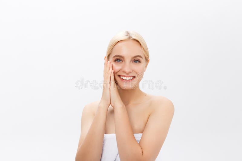 Concepto femenino sano y hermoso de la piel de la mujer del primer hermoso de la cara del balneario y del cosmético fotos de archivo libres de regalías Concepto femenino sano y hermoso de la piel de la mujer del primer hermoso de la cara del balneario y del cosmético fotos de archivo libres de regalías